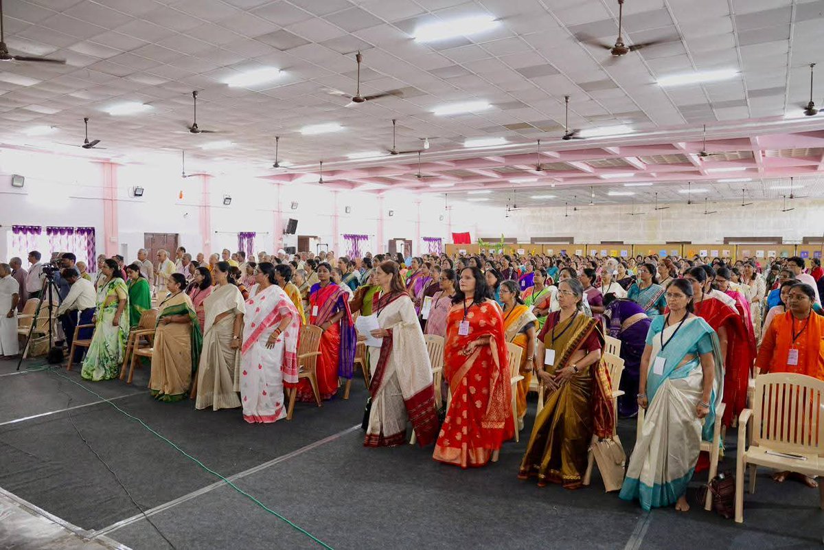 BJPMM4Karnatak's tweet image. ದಿನಾಂಕ : 12-Oct, 13-Oct

ರಾಷ್ಟ್ರೀಯ ಸ್ವಯಂಸೇವಕ ಸಂಘದ ಸರಸಂಘಚಾಲಕರಾದ ಪೂಜನೀಯ ಡಾ. ಮೋಹನ್ ಭಾಗವತ್ #mohanbhagwatji #MohanBhagwat  ಅವರ ಉಪಸ್ಥಿತಿಯಲ್ಲಿ ನಡೆದ ರಾಷ್ಟ್ರ ಸೇವಿಕಾ ಸಮಿತಿಯ ಅಖಿಲ ಭಾರತೀಯ ಬೈಠಕ್‌ ಇಂದು ಚೆನ್ನೇನಹಳ್ಳಿಯಲ್ಲಿ ನಡೆಯಿತು.

#RSS100Years