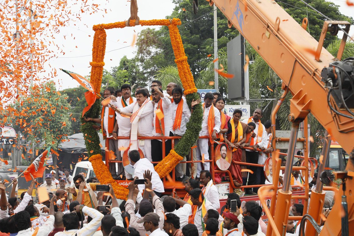 N_RamchanderRao's tweet photo. నా ప్రయాణం – ప్రజా సేవ కోసం, తెలంగాణ భవిష్యత్తు కోసం..

బిజెపి తెలంగాణ రాష్ట్ర అధ్యక్షుడిగా బాధ్యతలు చేపట్టి 100 రోజులు పూర్తి చేసుకున్న ఈ సందర్భంలో, నా ప్రయాణాన్ని ఆశీర్వదించిన ప్రతి కార్యకర్త, నాయకుడు, మద్దతుదారులు, అభిమానులు, ప్రజాదేవుళ్లకు నా హృదయపూర్వక కృతజ్ఞతలు.

ఈ 100 రోజుల్లో రాష్ట్రవ్యాప్తంగా పర్యటిస్తూ, ప్రతి జిల్లాలో ప్రజలతో మమేకమై,
కార్యకర్తల ఉత్సాహాన్ని, ప్రజల ఆశలను BJP దిశగా మలిచే ప్రయత్నం చేశాను. మన పార్టీ సిద్ధాంతం – “సేవే లక్ష్యం” అనే మంత్రంతో రైతుల సమస్యల నుంచి బీసీ రిజర్వేషన్ల దాకా, మహిళలు, యువత, మధ్యతరగతి ప్రజల సంక్షేమం కోసం కట్టుబడి పనిచేశాను. 

రానున్న రోజుల్లో మరింత బలంగా, మరింత ప్రజా ఆధారంగా BJPని ప్రతి పల్లె, ప్రతి కుటుంబంలోకి తీసుకెళ్లడం నా ప్రధాన సంకల్పం. మన లక్ష్యం ప్రజల హక్కు కోసం, తెలంగాణ అభివృద్ధి కోసం రాష్ట్రంలో బిజెపిని అధికారంలోకి తీసుకురావడమే మనందరి లక్ష్యం. ప్రతి దశలో మీ అందరి సహకారాన్ని కోరుకుంటూ.. ధన్యవాదాలు,

– మీ ఎన్. రాంచందర్ రావు

#100DaysAsPresident #SevaHiSankalp #BJPTelangana