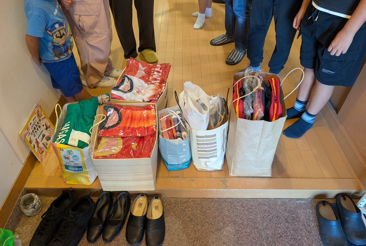 NagoyaINAHO's tweet image. 本日名古屋市緑区の那爛陀学菀（ならんだがくえん）さんに寄付品をお届けしてきました。
東口選手のサイン入りユニを見て「おぉーーすげー！」と驚いてました

残すは1ヶ所（12月予定）

#名古屋稲穂隊