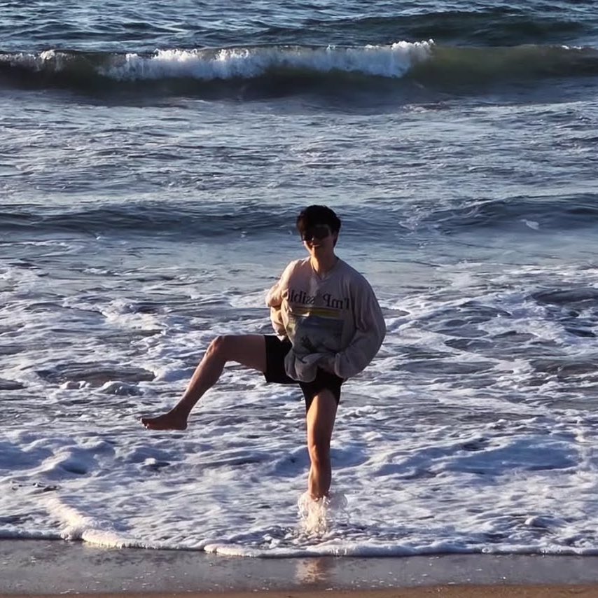 shyjjmn's tweet image. the amount of pictures hobi has taken for jimin at the sea.. he really is a real one