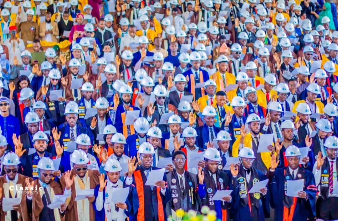 Can i get a Gm 

GM,to those who Say it back
Who can point engineer from the crowd?