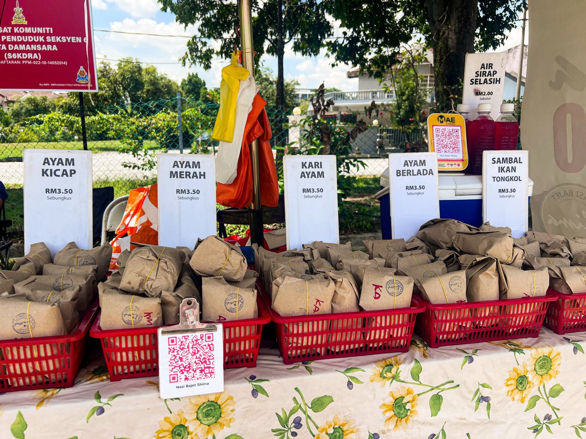 Hari Isnin ialah hari ayam. 
Hari Selasa hari ada udang.
Hari Rabu hari ada daging. 
Hari Khamis hari ada sotong. 
Hari Jumaat, apa saja yang ada 😬

📍Nasi Bajet Shima
Depan Surau Al-Falah, Seksyen 6,
Kota Damansara

Isnin - Jumaat:
12.15tghari - 5.30petang (kadang habis awal)