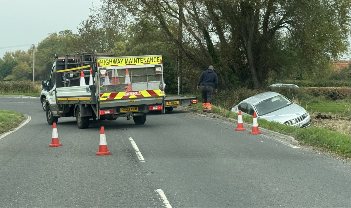 Burnham-On-Sea Police called to car stuck in water-filled rhyne after crash burnham-on-sea.com/news/burnham-o…