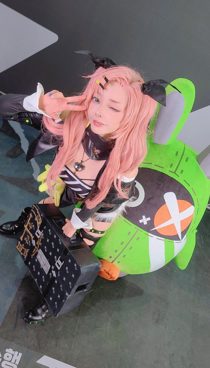 호요랜드 토요일, 니콜로 다녀왔습니다!
초청권 당첨됐으면서 4시반에 입장하는 아까운 짓을 한 사람이 네.. 저에요..🥹
사진찍는다고 젠존제 게임 마지막입장 포기했는데 아쉽당..🥲
영상이.. 저에겐 방부랑 코스어들이랑 찍은 영상 남았슴미다!!
#HoYoFair2025 #호요랜드