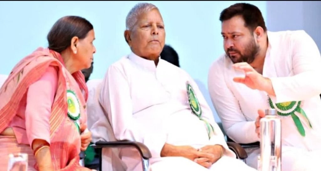 ShivrajXind's tweet image. बिहार चुनाव से पहले कोर्ट के जरिए लालू परिवार को डराने की कोशिश हो रही है!

दिल्ली की राउज एवेन्यू कोर्ट ने IRCTC मामले में राबड़ी देवी,लालू यादव और तेजस्वी यादव को तलब किया है!

लालू प्रसाद यादव वो फौलाद है जिसने गरीब ,दलित समाज,पिछड़ा,आदिवासी को मानसिक गुलामी से आजाद कराया!
