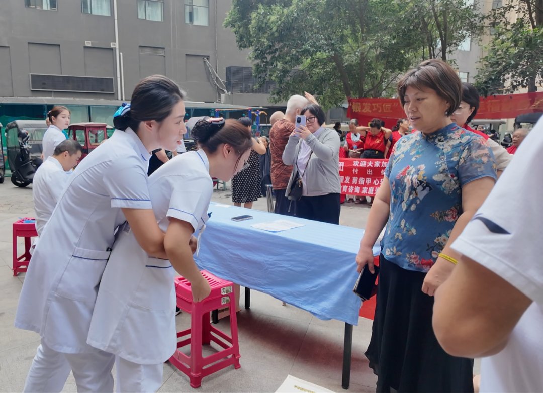 In Shaanxi, women are shining with resilience and warmth.👩
Fan Xingying, a nursing expert from Xi’an Honghui Hospital, has spent 14 years on the front line of care—organizing 200+ free clinics, teaching first aid, and bringing home care to the elderly. Her work shows the quiet