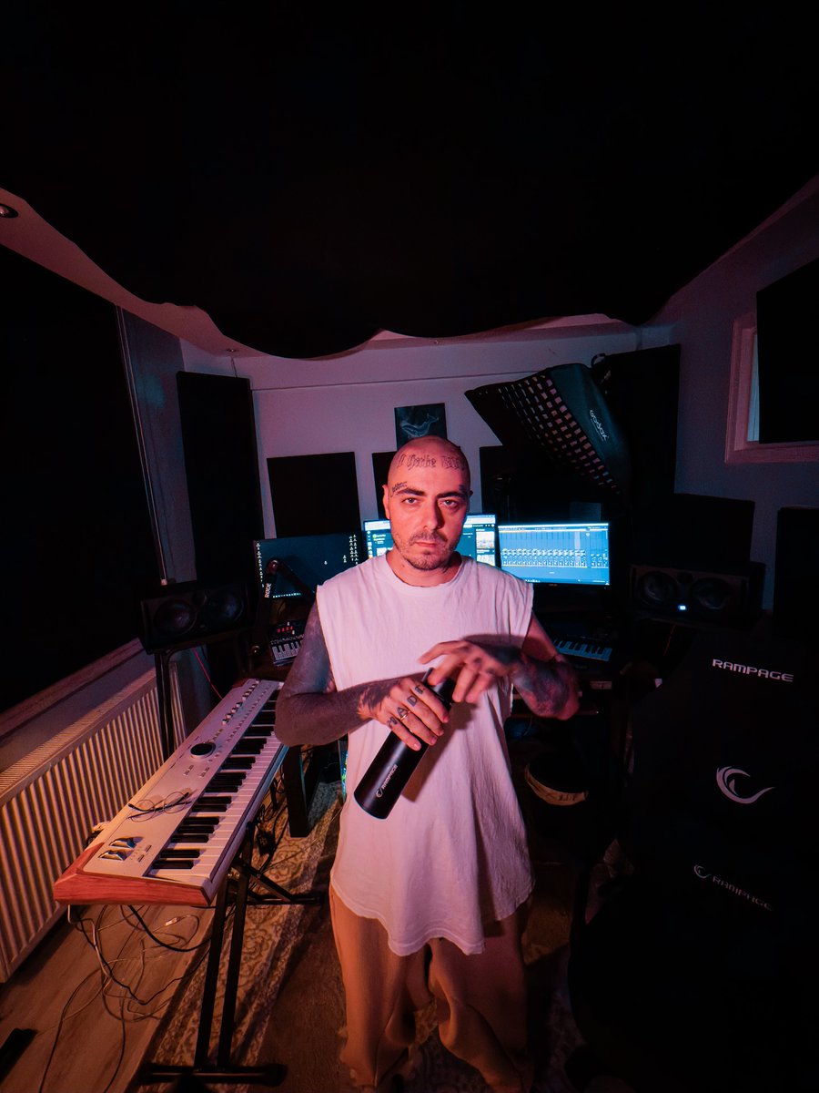 ArturiaTurkiye's tweet image. Buğra&apos;nın stüdyosunun canlanışına tanık olun ⚡️

Binlerce sesten güç alan, harekete geçmeye hazır AstroLab odakta 🚀

📸 #regram • IG/iambugratmaca ve #AstroLab