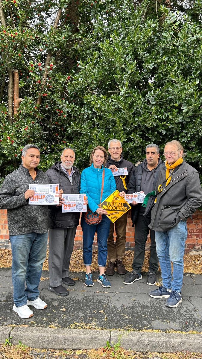 brumlibdems's tweet image. This overflowing bin outside Masjid Hamza,Church Road,now cleared after #Moseley #LibDems candidate #PhilipMills reported it with Moseley🔸Clllr Izzy Knowles. Philip was joined at the mosque by  #Birmingham Cllrs Shabina Malik-Bano, Baber Baz,R.  Harmer,Zaker Choudhry &amp;amp;D. Harries