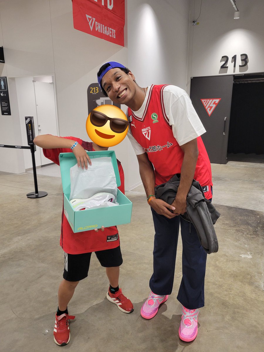 shinchitosuke's tweet photo. 千葉ジェッツ🏀開幕戦節🔥🔥🔥
やっぱりバスケット観戦は面白い👏
ハラーニ推しの息子に、PUMA様からサイン入りバッシュのご褒美がー✨奇跡✨ありがとうございました💐
クリスさん、快く写真撮っていただけて素敵な記念になりました🎶
#千葉ジェッツ　#PUMA https://t.co/jYf3nBAH1f