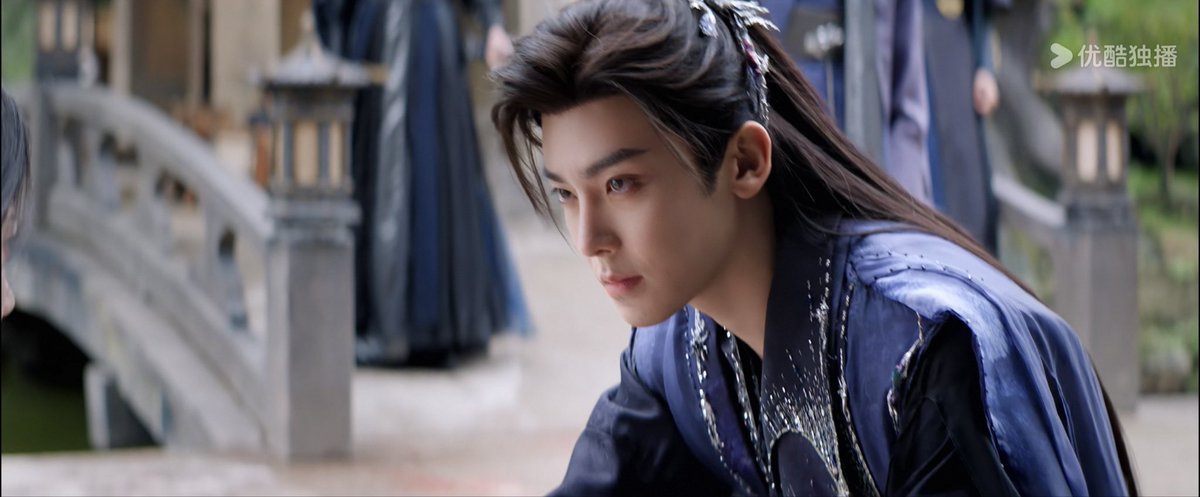 Love is when you gently put down her hand, a hand holding a knife pointed at you, a knife you made her on a sweet date. 

*pat, pat*

#HouMinghao #JiBozai #LoveintheClouds