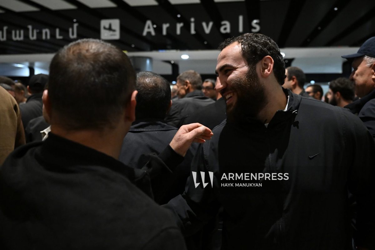 🇦🇲#Armenian weightlifting team welcomed at Yerevan airport after world championships
📸Photos by Hayk Manukyan

armenpress.am/en/article/123…