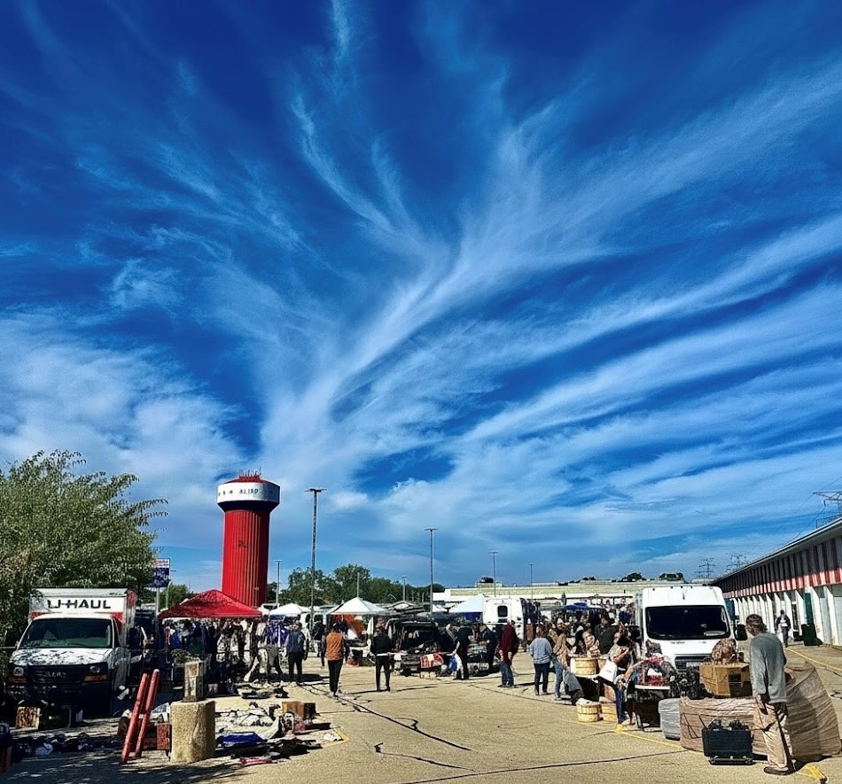 64thNWestern's tweet image. No Bears, no problem.  Brought my chill to the Swap-O-Rama Flea Market in Alsip on another glorious fall day here in the Chicagoland area,

Picked up some half price &quot;jumpers&quot; (do they still say that?) and some banderas (Mexican flag candy) .

Score.

#Swaporama #Alsip…