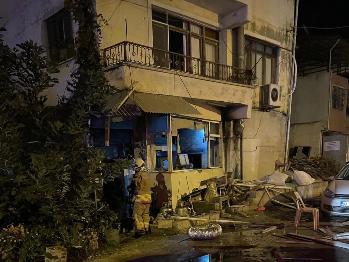 Samandağ’da Fırında Tüp Patlaması: 9 Yaralı
Samandağ Belediye Başkanı Emrah Karaçay, patlamanın ardından olay yerine giderek incelemelerde bulundu ve hastanede tedavi gören yaralıları ziyaret etti..
kurtulusgazetesi.com/samandagda-fir…
<a href="/samandagbel/">Samandağ Belediyesi</a> 
<a href="/EmrahKaracaytip/">Emrah KARAÇAY</a> 
#patlama
#yaralı
