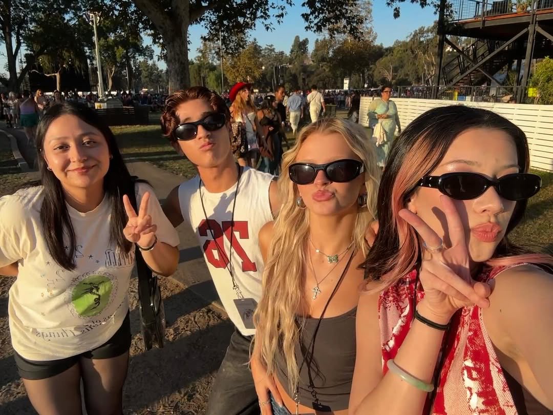 katzloved's tweet image. another cute pic w her friends 🥹🥹🥹