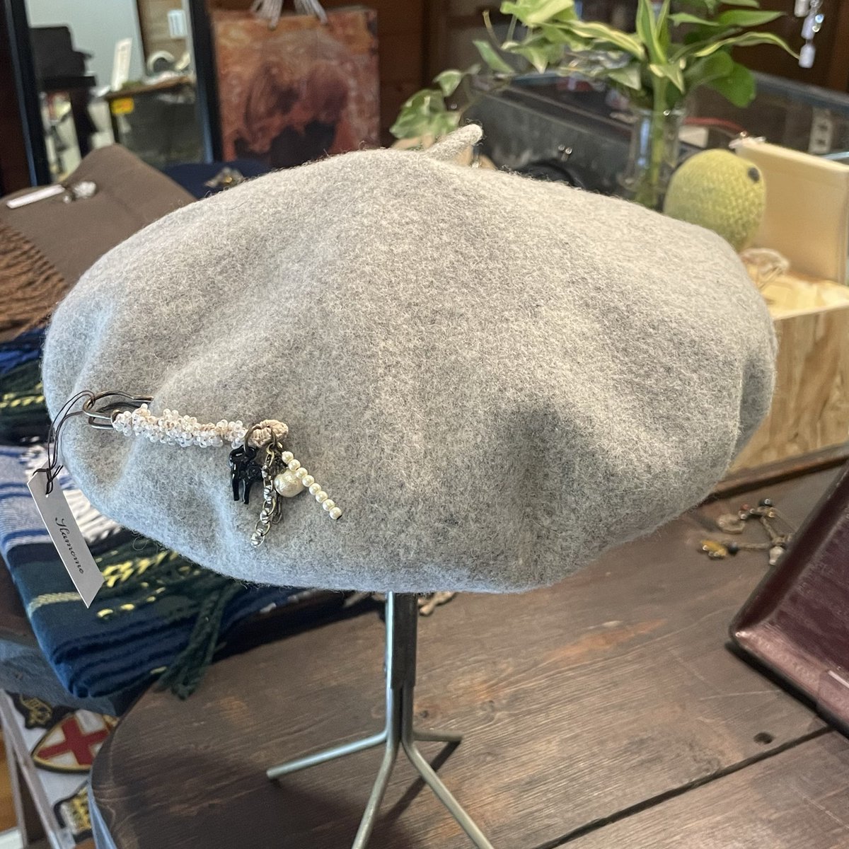 artfelicidad's tweet photo. 【ブローチ】
ベレー帽付きブローチ✨
ヴィンテージの猫🐈‍⬛チャームが付いたブローチ
ウィンドウはいつも猫多め🐈‍⬛🐈
#猫　#ブローチ https://t.co/ztcNbCdlur