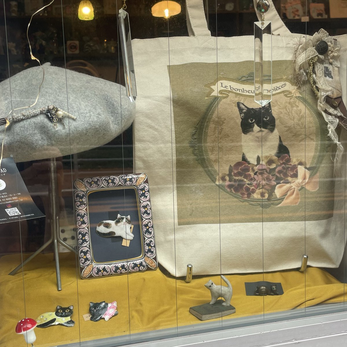artfelicidad's tweet photo. 【ブローチ】
ベレー帽付きブローチ✨
ヴィンテージの猫🐈‍⬛チャームが付いたブローチ
ウィンドウはいつも猫多め🐈‍⬛🐈
#猫　#ブローチ https://t.co/ztcNbCdlur