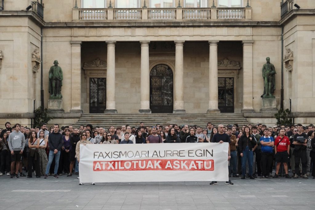 19 atxilotu izan ziren urriaren 12ko protesta antifaxistan

Mobilizazioak egin ziren arratsaldean atxiloketak salatzeko.

Erreakzio ugari izan dira. Besteak beste, Jaurlaritzak "faxista" deitu die Falangearen aurka protesta egin dutenei.

halabedi.eus/es/19-atxilotu…