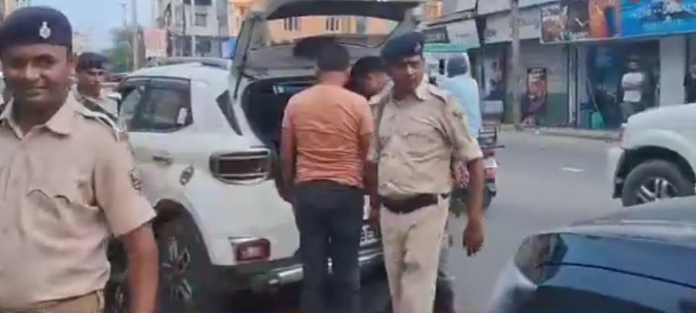 Santosh53172026's tweet image. गया में पुलिस ने वाहन जांच के दौरान बाइक सवार दो युवकों से 20 लाख रुपये नकद बरामद किए हैं। पूछताछ में दोनों युवक रकम के स्रोत के बारे में कोई संतोषजनक जवाब नहीं दे सके। मामला आयकर विभाग को सौंपा गया है।#BiharElections2025 #Gaya #ModelCodeOfConduct #CashSeizure…