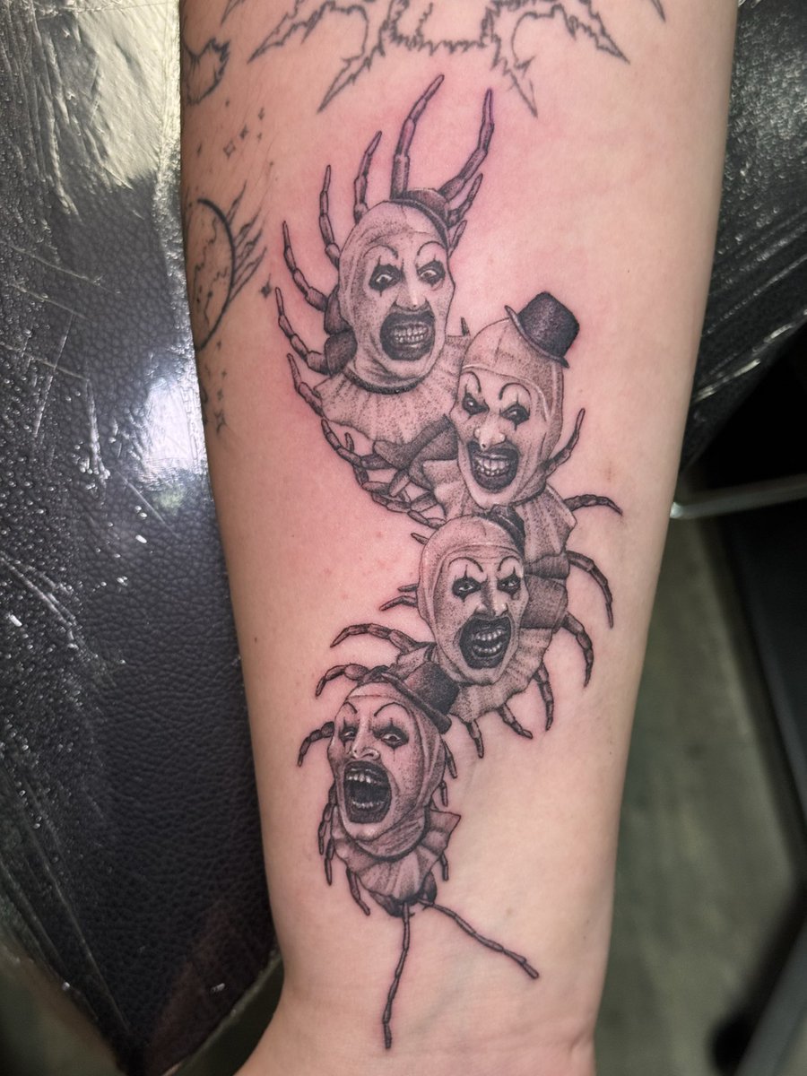 thickynikkiii's tweet image. new ink!! :3 i love you art the clown🖤
#terrifier #arttheclown
