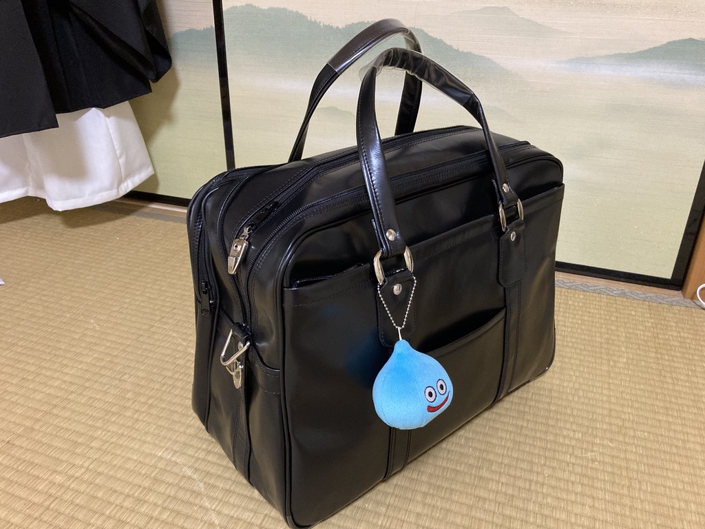 ensouji_com's tweet photo. ���にスライムをつける理由の1位は
“名札”としての役割、
それくらいドラクエはもはや私のアイデンティティ

だが、最近はゲームをすると
歳なのか、猛烈な肩こりで悩まされる
去年の年末、ドラクエ３のリメイクにより
肩こりと股関節がガチガチに
（まんげつ草が欲しい）

そしてまた
これから半年間はその“コリ”の原因となるニュースが
スマホに飛び込んできた

今月の30日にドラクエ１&２のリメイク
さらに来年の2月６日にドラクエ７Reimaginedが発売される
という朗報

目、肩、腰に痛みを抱えながら
アイデンティティを保つことも容易ではないが
確実に脳は健康になる