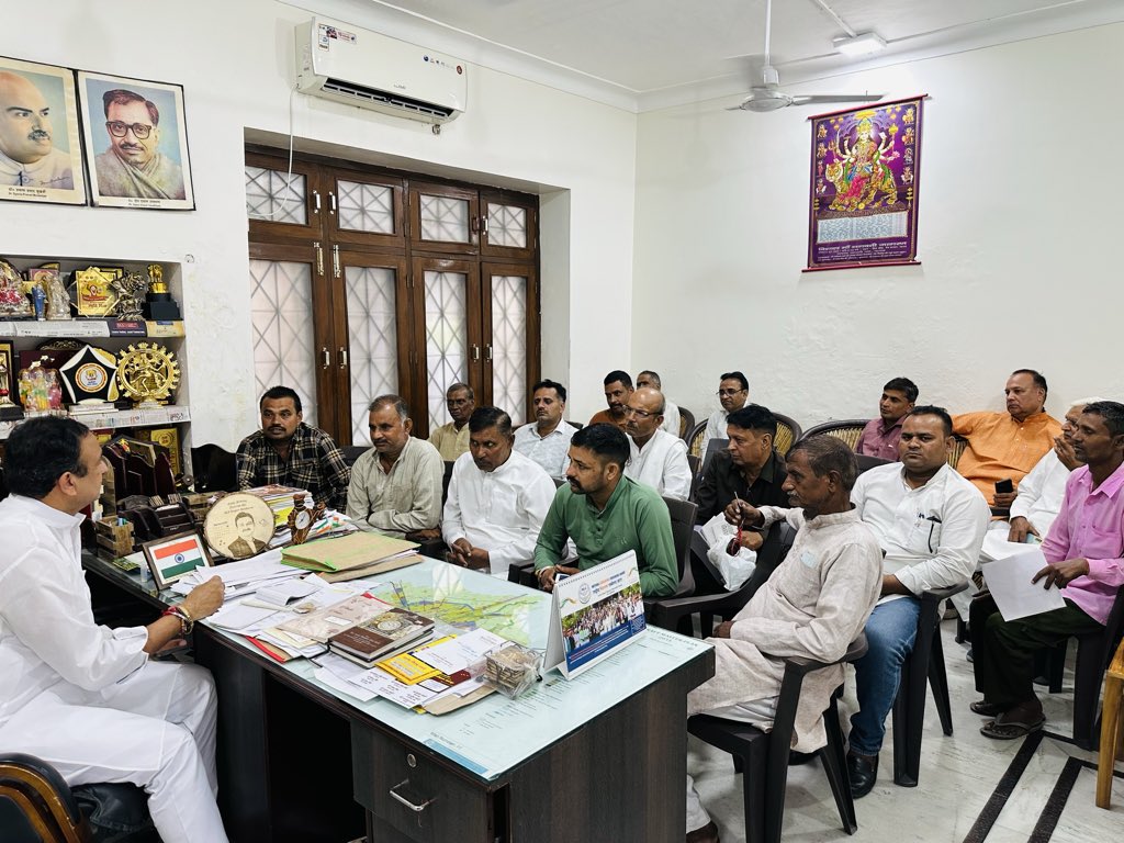 ‘जनता दर्शन’ में पधारे लोगों की समस्याएँ सुनीं और अधिकारियों को प्राथमिकता के साथ तत्परता से जनसमस्याओं का समाधान करने हेतु आवश्यक दिशा-निर्देश दिए।
जनहित की सेवा ही मेरा लक्ष्य है और हर नागरिक की परेशानी को दूर करना मेरी जिम्मेदारी।

#MLA_Rampur_Maniharan
