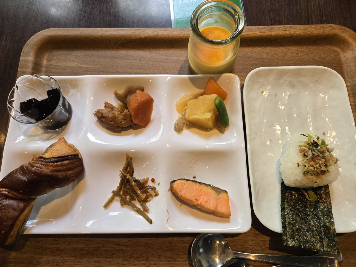imo_imoooo's tweet photo. 朝ビッフェは少なめ
和食で揃えてたけど
チョコパンやデザートは食べたいよね https://t.co/gmOP1SniYd