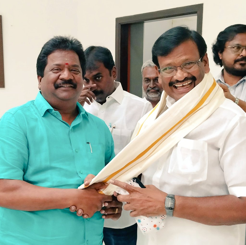 இன்று திருவண்ணாமலை மாவட்டத்திற்கு வருகை புரிந்த மாண்புமிகு  தமிழ்நாடு சிறுபான்மையினர் நலத்துறை அமைச்சர் அண்ணன் <a href="/MsNaasar/">Ms Naasar</a>., அவர்களை வரவேற்றேன். 

உடன், மாநில மருத்துவரணி துணை தலைவர் <a href="/KambanVelu83503/">kamban velu</a>., அவர்கள் மற்றும் பலர்.

<a href="/highlight/">highlight</a> 
#MinorityWelfareDepartment #Minister