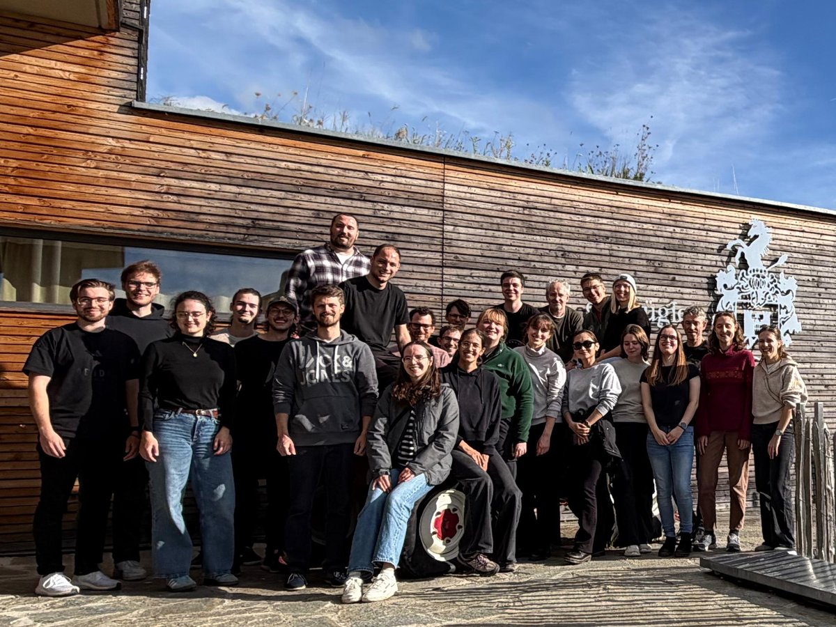 Last week, we organized a trip to a local country estate 🏡. We played some frisbee golf 🥏 and had a great time solving riddles in the corn maze 🌽🧩. The trip was rounded off with a delicious lunch 🍽️ and a sunny walk through the surrounding meadows 🌤️🌿.