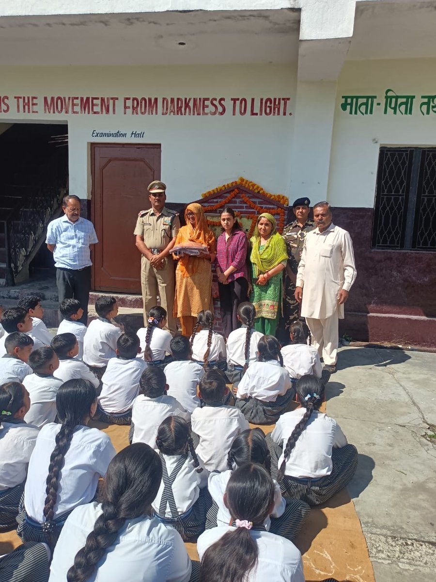 स्वर्गीय संजीत कुमार आ.(सा.) के श्रद्धांजलि समारोह में दिनांक 10.10.2025 को क्षेत्रीय मुख्यालय (वि. प्र.) स. सी.बल जम्मू द्वारा श्रद्धांजलि अर्पित की गई व् नि./सा. अरुण कुमार एवं उपस्थित बलकर्मियों द्वारा उनके परिवार को भेट प्रदान की गई |