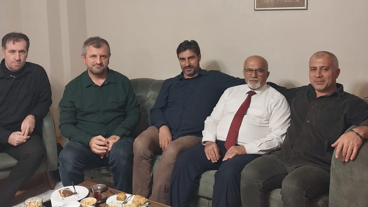Genel Başkanımız <a href="/ZGulabi/">Zübeyir Gülabi</a> 'nin de bulunduğu samimi bir ortamda, Parti Sözcümüz <a href="/enginavci_lp/">Engin AVCl</a>, Sakarya İl Başkanımız <a href="/lozcaner/">Lütfi ÖZCAN</a> ve Ankara İl Başkanımız Sadık Özek ile birlikte ülkenin geleceğine dair fikir alışverişi yaptık. Farklı düşünceler, ortak kaygılar ve aynı umut etrafında