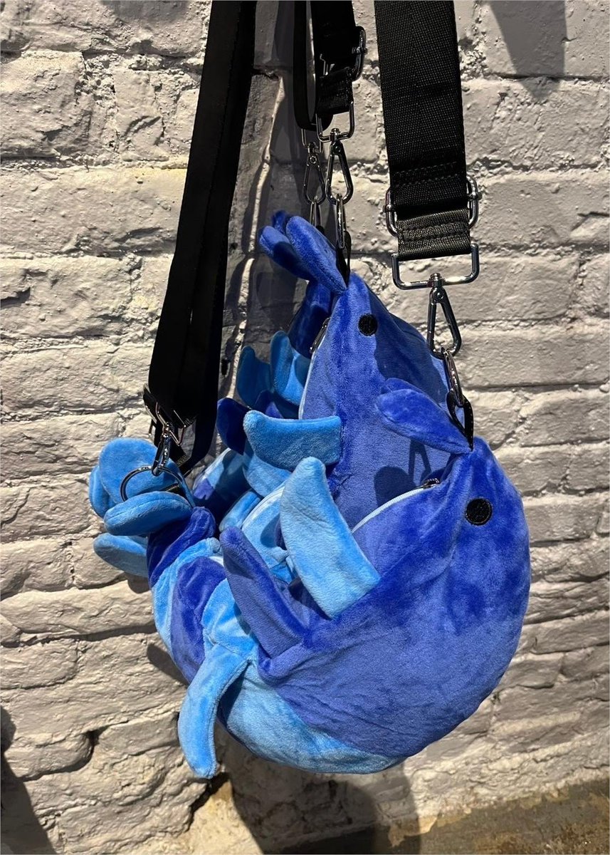 GaoPengToys's tweet image. 🦐Say hello to your new favorite Plush Shrimp Bag!

🎨This adorable and practical Plush Shrimp Bag was designed by @honey_comb_co , a very creative artist. We were so excited to collaborate on this plush project!

👉🏻 Link:
kickstarter.com/projects/honey…

🌸 Details:
★ 14.5&quot; plush body…