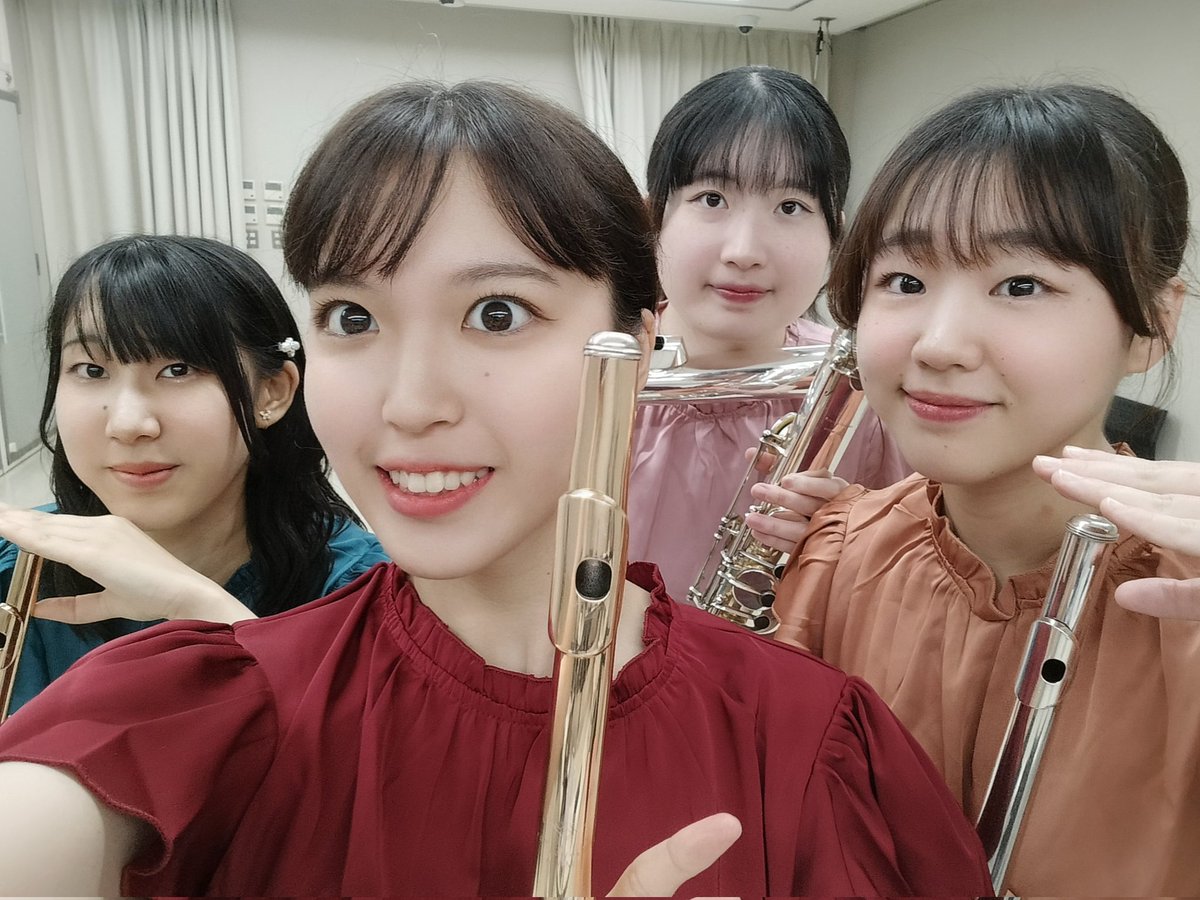 Tempo_eum's tweet photo. 【活動報告】
先日ひろしま美術館にて、エリザベト音楽大学フルート研究会でコンサートをさせて頂きました✨
もちろんTempoPrimoの4人も出演いたしました🙆‍♀️
絵��に触れながら演奏出来て、貴重な経験でした☺️
#フルート
#フルートアンサンブル
#美術館 https://t.co/t5lG0VpAbF