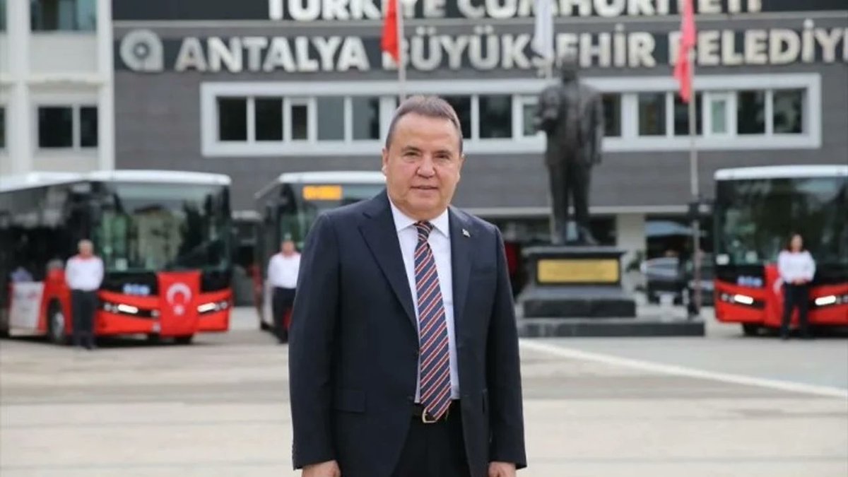 YusufYavuz3's tweet image. -Antalya'da belediye otobüslerinin bakım onarımı için son 2 yılda Yusuf Yadoğlu'nun şirketlerine verilen ihale tutarı 1.4 milyarı aşıyor.
-Büyükşehir Belediyesi bu iş için kurulan kendi birimine 17 milyon bütçe ayırmış, ancak son 2 yılda hiç işlem yapılmamış! ⬇️