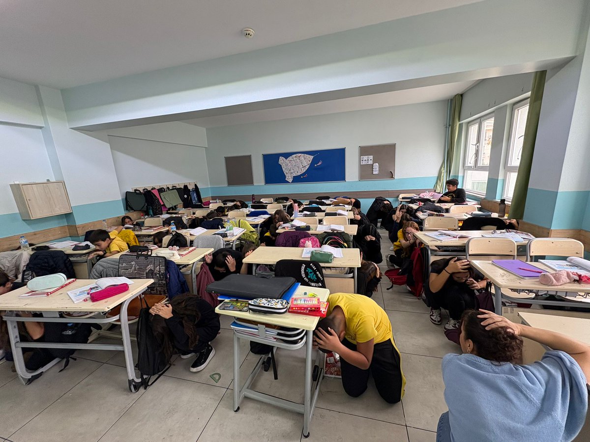 corluahanoo's tweet photo. “Afetler ve Dayanıklılık Ayı” etkinlikleri kapsamında, Millî Eğitim Bakanlığımızın çağrısına uyarak okulumuzda eş zamanlı afet tatbikatı gerçekleştirdik.
Öğrencilerimizle birlikte afet bilincimizi tazeledik, hazırlıklı olmanın önemini bir kez daha hatırladık. 💪
#AfetBilinci https://t.co/55yV028X1R