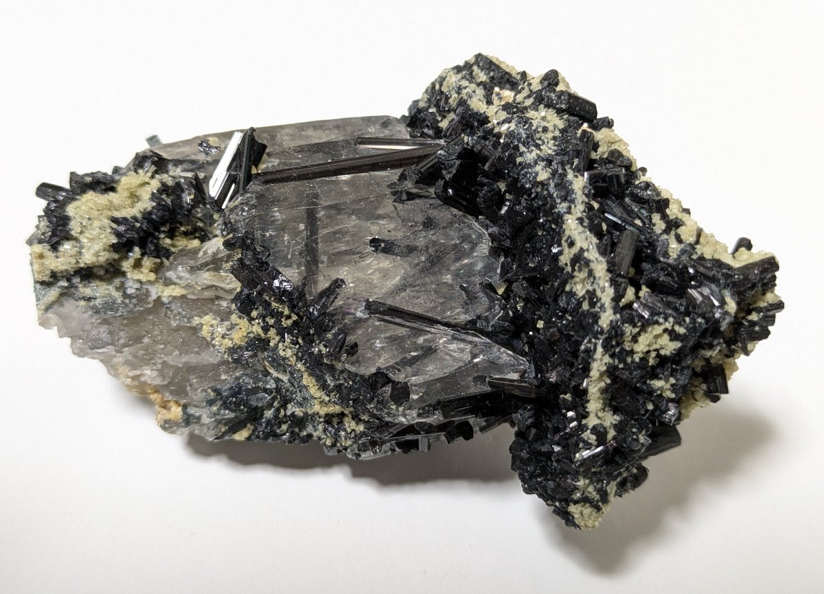 33_kamaboko's tweet photo. ブラックトルマリンクォーツ
黒い柱と水晶のコントラストがいいですねー

＃トルマリン　＃水晶　#鉱物 https://t.co/hcLbYRus39
