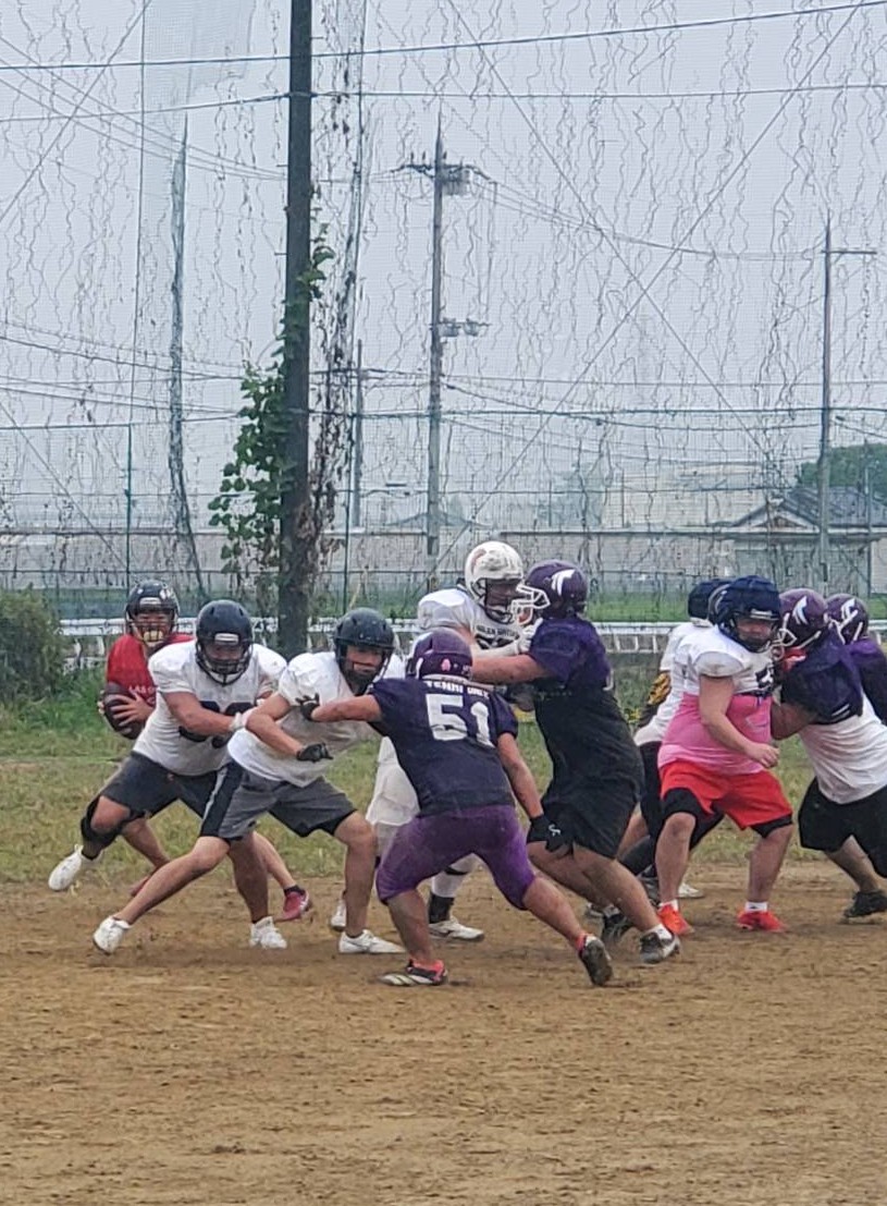 10月12日午前、天理大学様との合同練習を行いました🏈

途中、雨降る中でしたが全員で集中した練習ができました✨

ホスピタルフットボール協会、wheelcheirfootball協会の糸賀享弥さんにゴールデンファイターズからゴールドセプテンバーの募金をお渡しさせていただきました🎗️

#ゴールドセプテンバー
