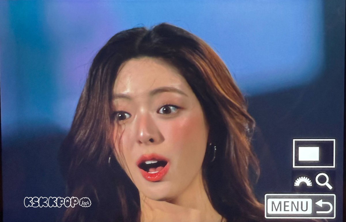 KSKKPOP's tweet image. 251013 ITZY 4th Fan meeting
&quot;ON AIR&quot;

ユナは何かを見つけました👀🫵
そして、驚きました😮

#ITZY #YUNA #유나　#申有娜