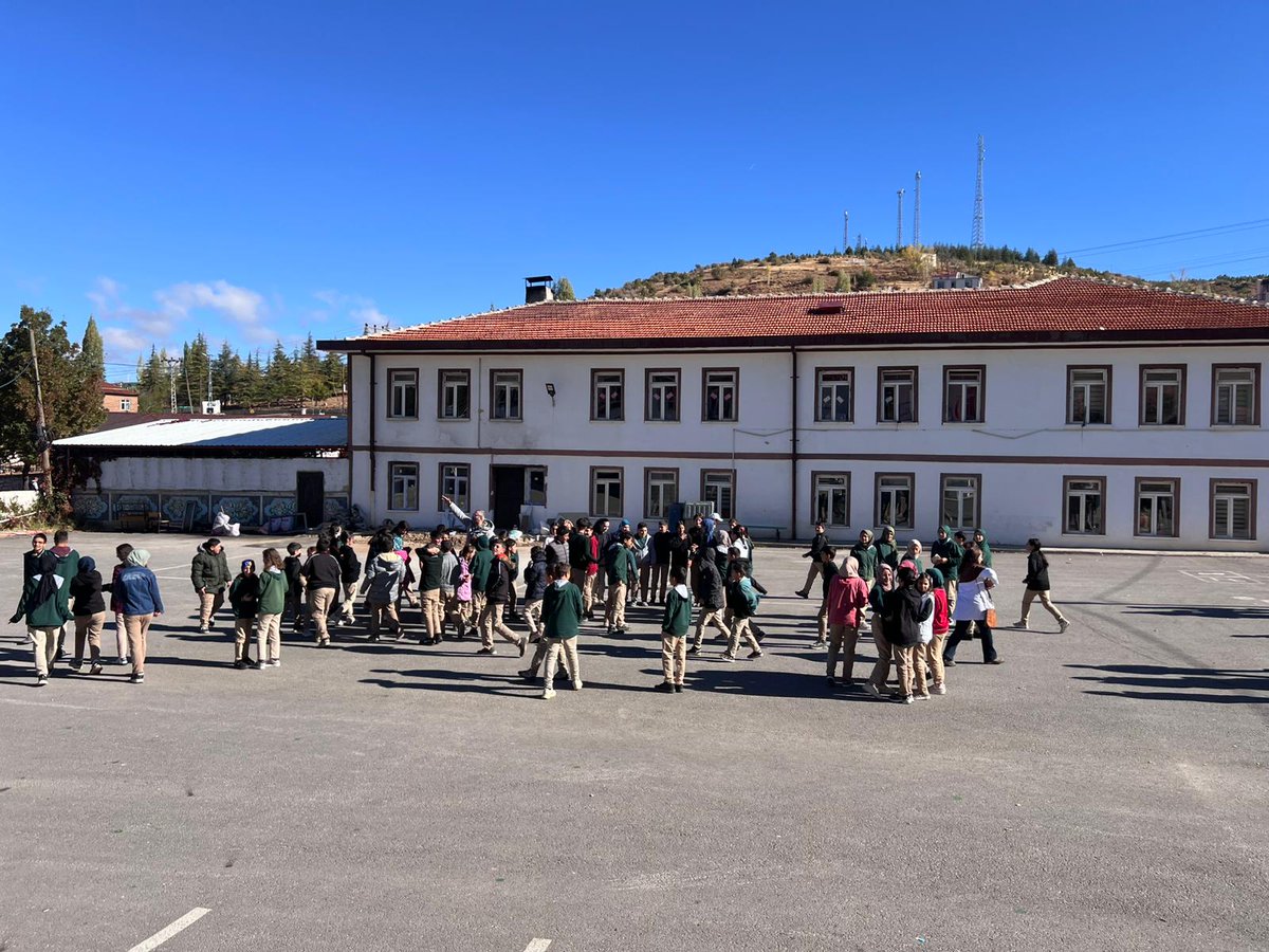 “Afetler ve Dayanıklılık Ayı” etkinlikleri çerçevesinde okullarımızda “Deprem Anı (Çök–Kapan–Tutun)” ve “Tahliye ve Yangın Tatbikatı” uygulamaları gerçekleştirildi.

Bu uygulamalarla öğrencilerimizin, öğretmenlerimizin ve okul personellerinin afet farkındalığının artırılması,