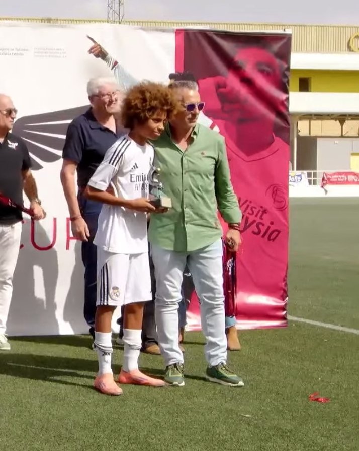 Ethan Balboa Rodríguez (014)  🏆
Mejor Jugador del Torneo Internacional Fútbol Base IV Reyes Cup en Utrera, Sevilla.