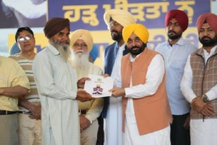 बाढ़ के दौरान पूरी AAP  सरकार और आम आदमी पार्टी के कार्यकर्त्ता जी जान से पंजाब की जनता की सेवा में जुटे रहे ,विपक्षी राहुल गांधी विदेश में छुट्टी मना रहे थे,कांग्रेसी नेता फोटोशूट करवा रहे थे।मोदी जी भी विदेश घूम रहे थे,भाजपा वाले राजनीति कर रहे थे।
#AAPKisanDeNaal