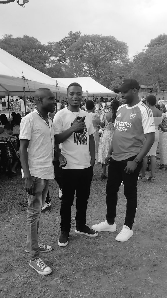 Humphreys79's tweet photo. FAMILY✌️✌️✌️ https://t.co/jkaVAMfqVo