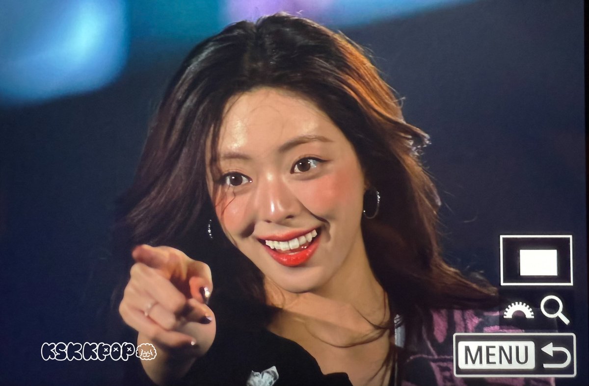 KSKKPOP's tweet image. 251013 ITZY 4th Fan meeting
&quot;ON AIR&quot;

ユナは何かを見つけました👀🫵
そして、驚きました😮

#ITZY #YUNA #유나　#申有娜