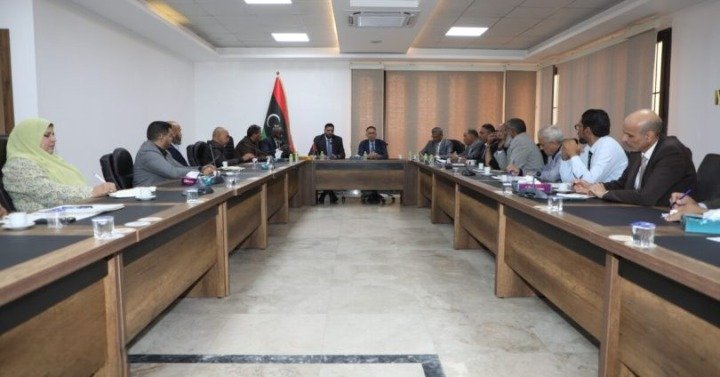 شدد وزير الاقتصاد والتجارة بحكومة الوحدة الوطنية على ضرورة الالتزام الكامل بتطبيق اللوائح المنظمة للأنشطة التجارية،مؤكداً أهمية دور الوزارة في تنظيم السوق المحلي وتعزيز الامتثال التشريعي.