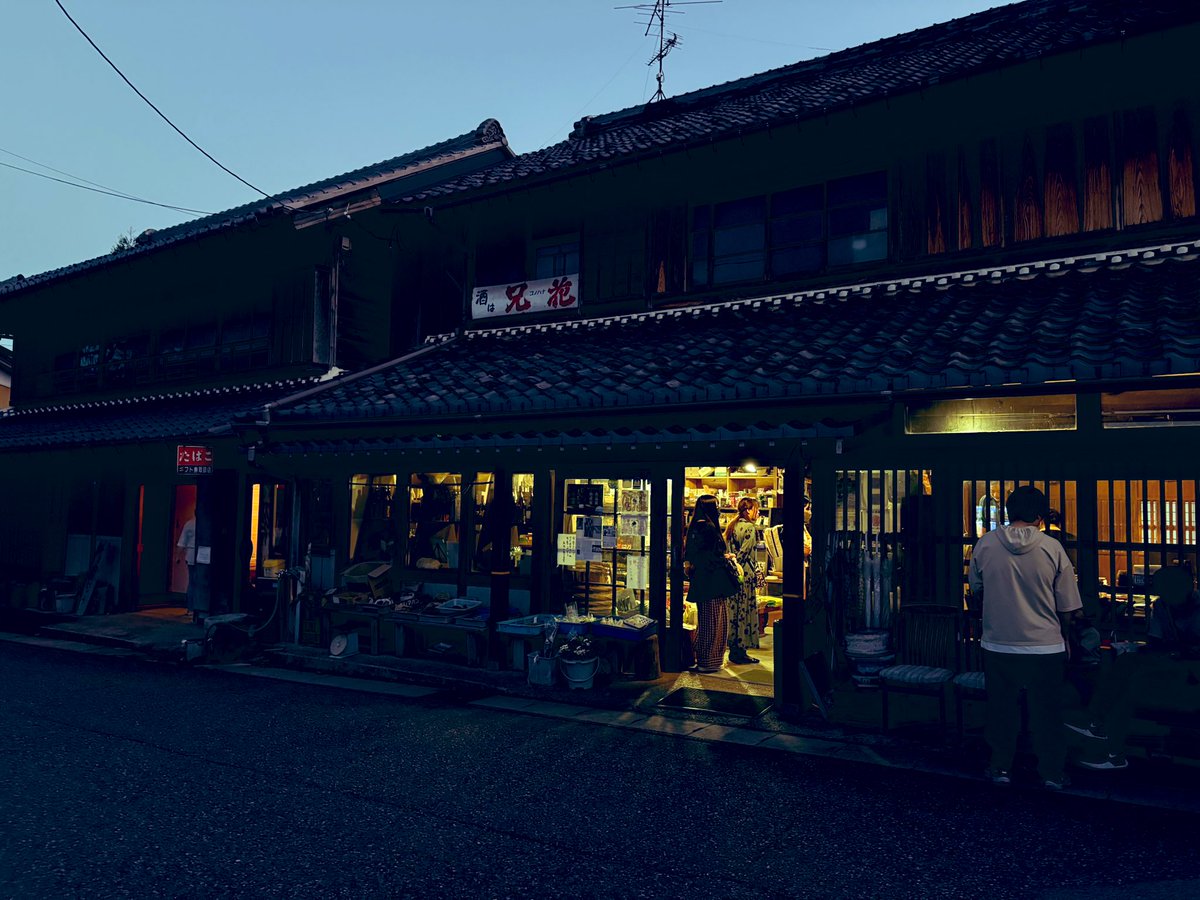 おまけ
夕暮れの土川商店がエモかったので写真撮りまくってました