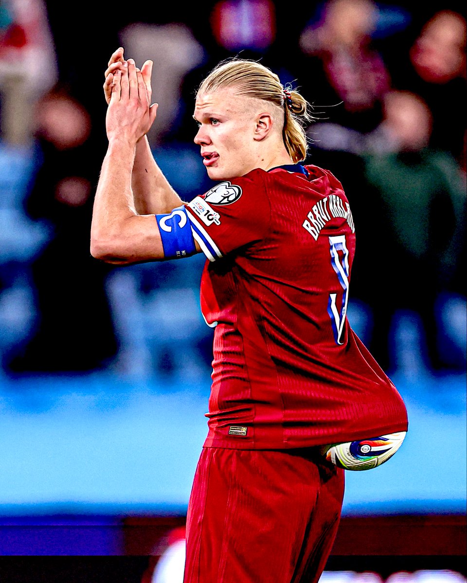 EPL_Gunlukleri's tweet image. Erling Haaland, UEFA Dünya Kupası Elemeleri’nde olağanüstü bir performans sergiliyor. 10.14’lük xG (beklenen gol) değeriyle, turnuvadaki diğer tüm oyuncuların iki katı kadar gol beklentisi üretti.
Norveç Milli Takımı formasıyla çıktığı 6 maçta tam 12 gol atan yıldız forvet, üst…