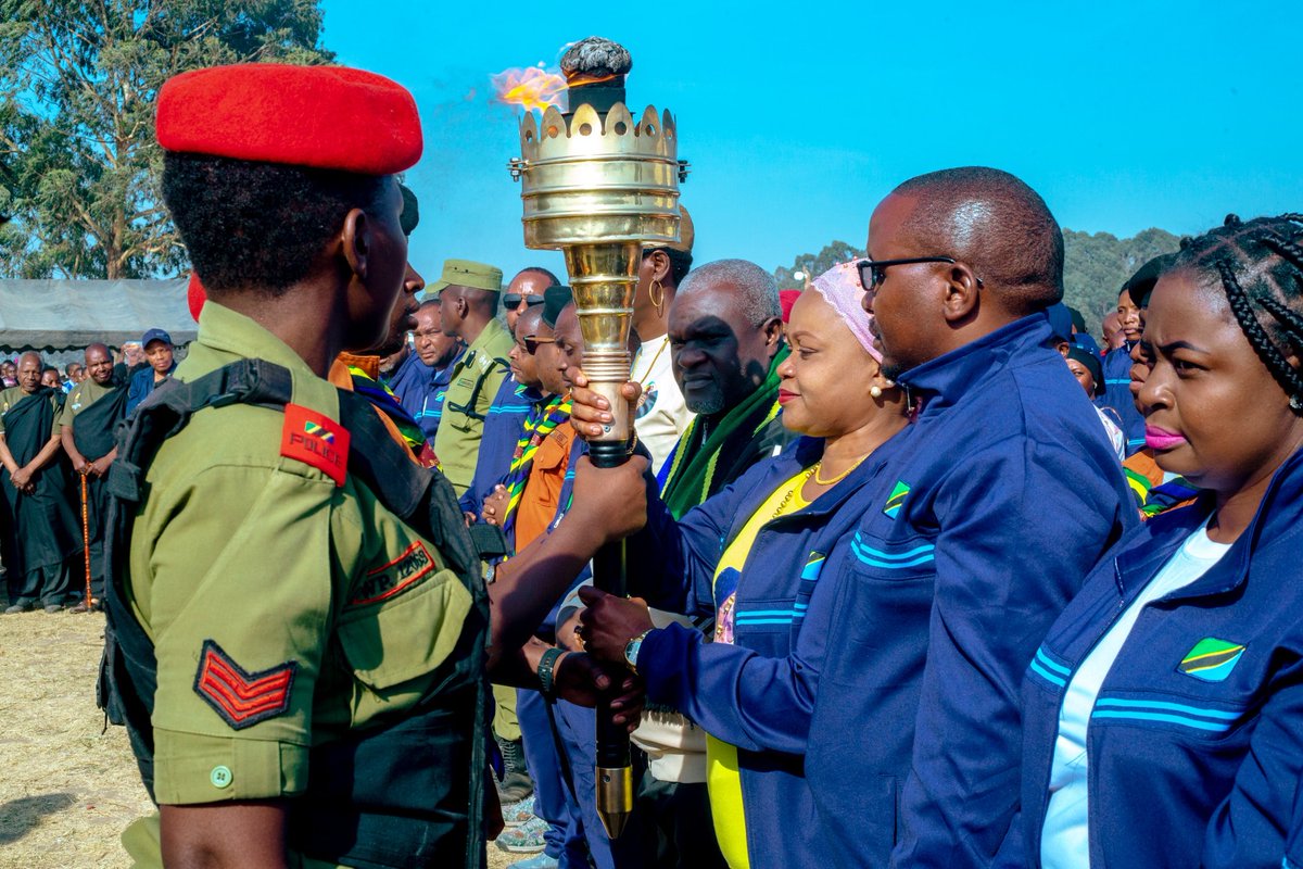 engmaryprisca's tweet photo. Leo nimeshiriki mapokezi ya mbio za Mwenge wa Uhuru Jijini Mbeya. Mwenge utazindua miradi ya maendeleo Jijini Mbeya kabla ya kuhitimisha rasmi mbio zake katika Uwanja wa Sokoine mgeni rasmi akitarajiwa kuwa Rais wa Jamhuri ya Muungano wa Tanzania Dkt Samia Suluhu Hassan. https://t.co/XLVl83YtxT