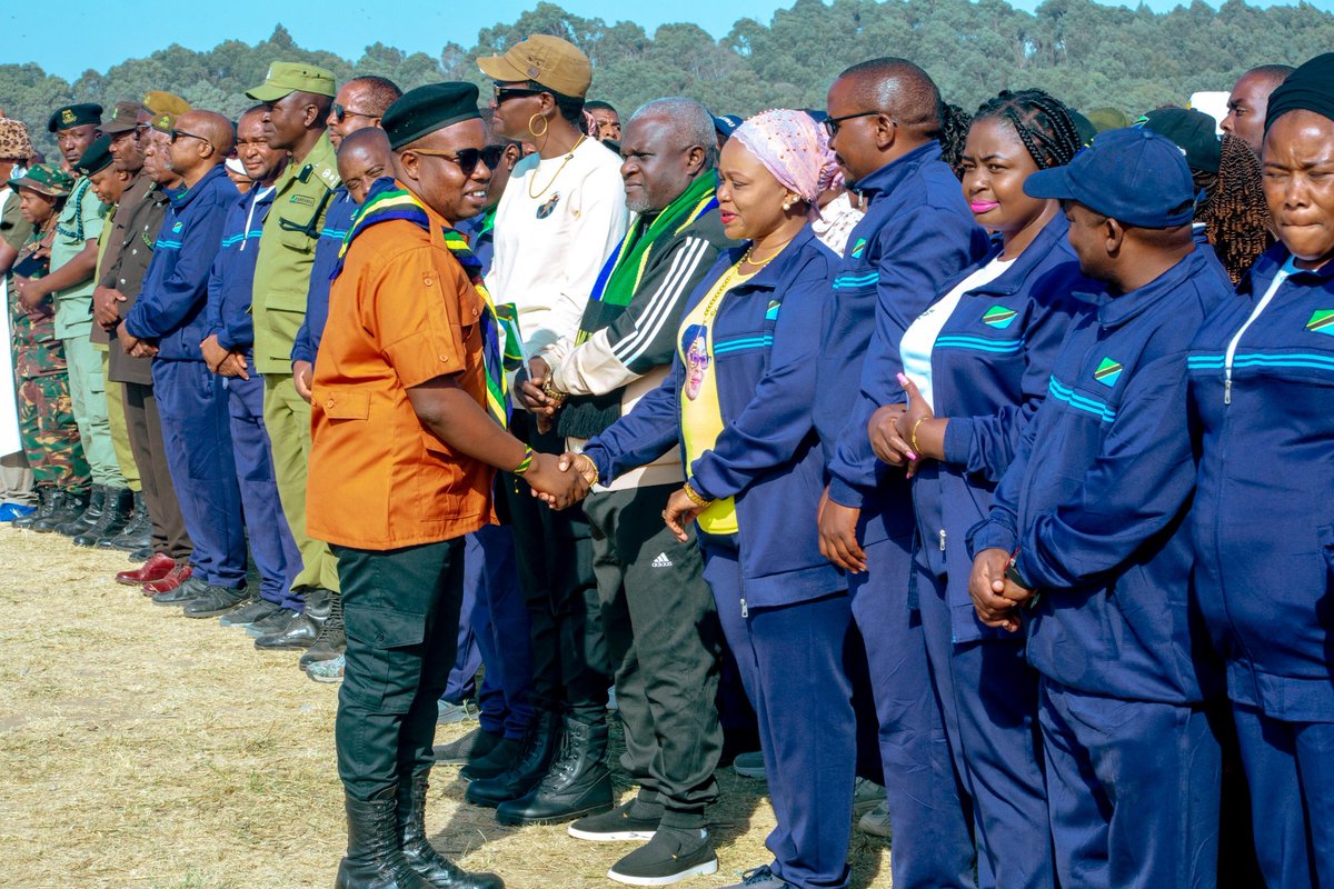 engmaryprisca's tweet photo. Leo nimeshiriki mapokezi ya mbio za Mwenge wa Uhuru Jijini Mbeya. Mwenge utazindua miradi ya maendeleo Jijini Mbeya kabla ya kuhitimisha rasmi mbio zake katika Uwanja wa Sokoine mgeni rasmi akitarajiwa kuwa Rais wa Jamhuri ya Muungano wa Tanzania Dkt Samia Suluhu Hassan. https://t.co/XLVl83YtxT