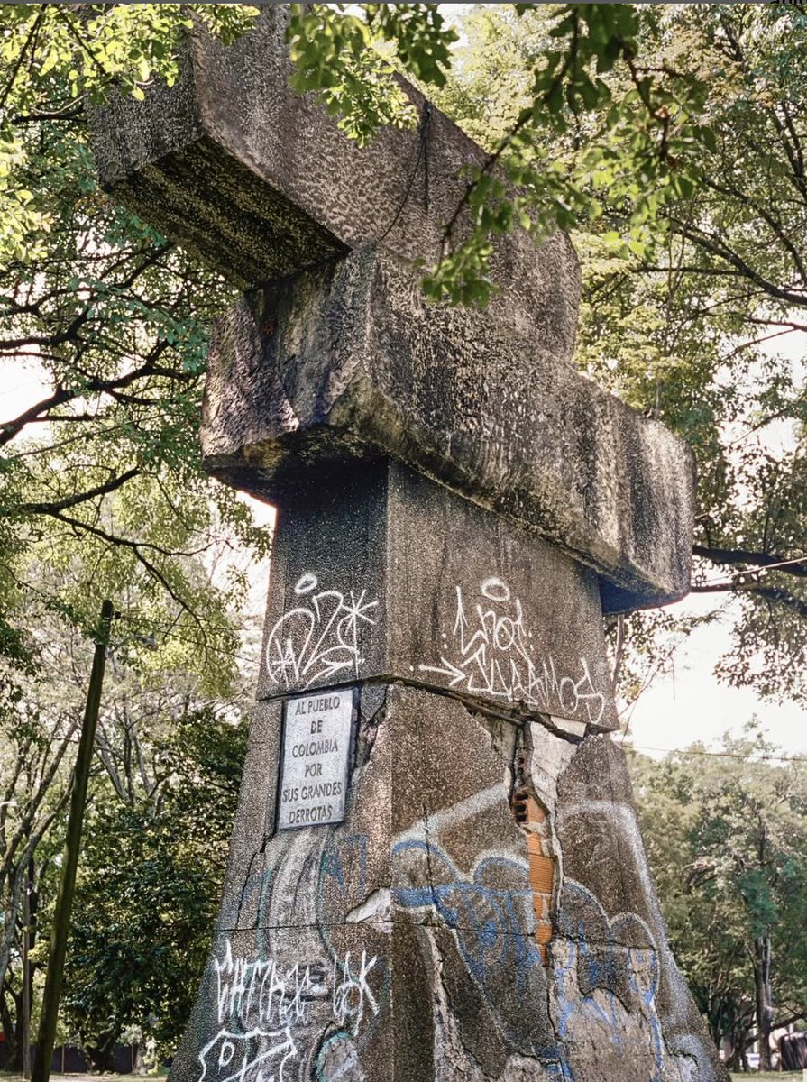 Monumento al pueblo derrotado, 1975 - 2025 ubicado en el costado derecho dejando el puente de la 33 en dirección oriente en la glorieta de Exposiciones en Medellín.

Obra de Pablo Mora @pablo_mora01
Bienal Internacional de Arte de Medellín 2025
