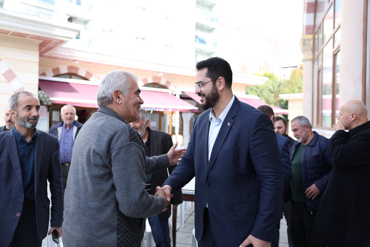 📍Ahmed Ziyaüddin Gümüşhanevi Camii / Yavuz Selim Mahallesi 

Öğle namazını birlikte eda ettiğimiz kıymetli cemaatimizle selamlaştık, çay sohbetini paylaştık.

Aramızda selamı ve tebessümü yaymaya devam edeceğiz 💐