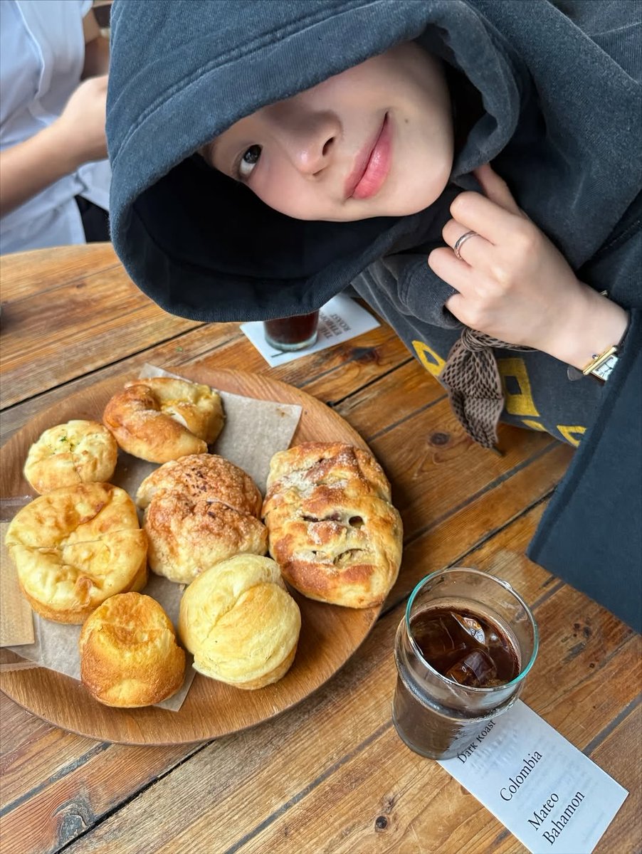 rjkuchi's tweet photo. KARINA'S INSTAGRAM POST REALLLY GIVES GOOFY GIRLFRIEND VIBES 😩🖤 https://t.co/4C1MFIpwB6